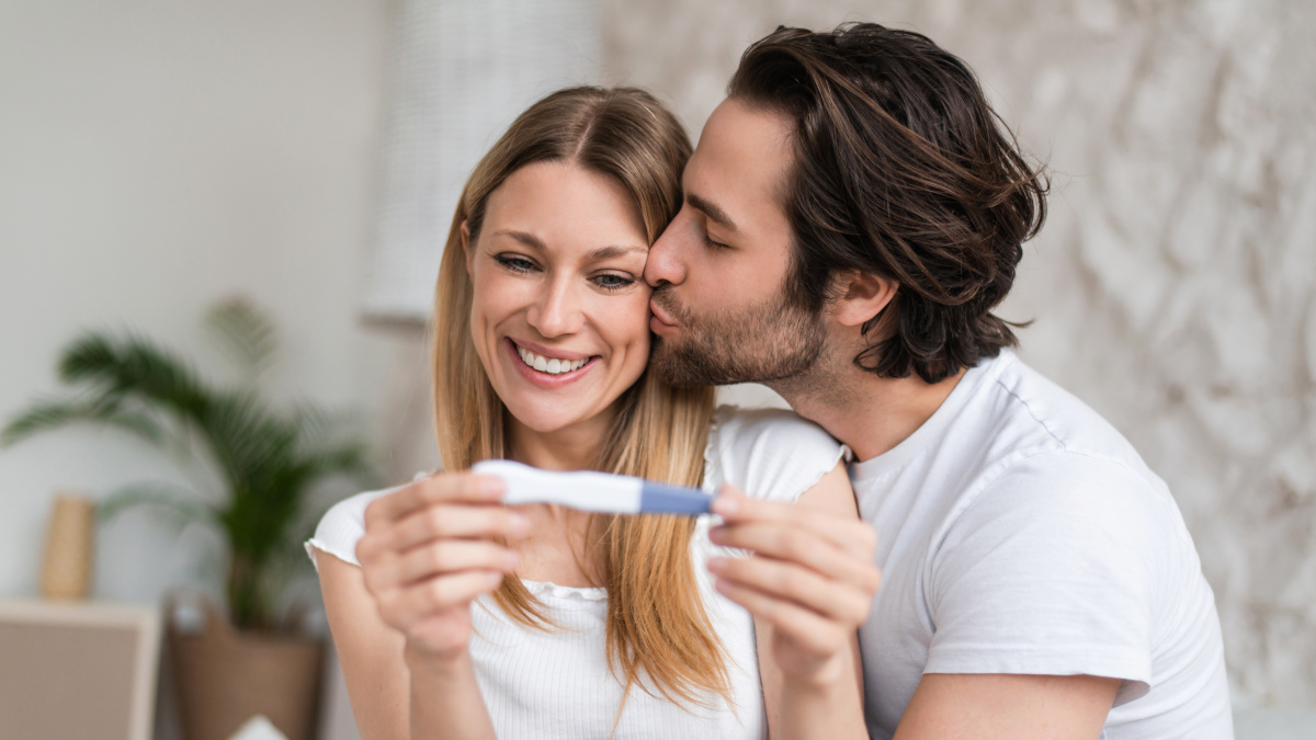 Couple looking at a positive pregnancy test